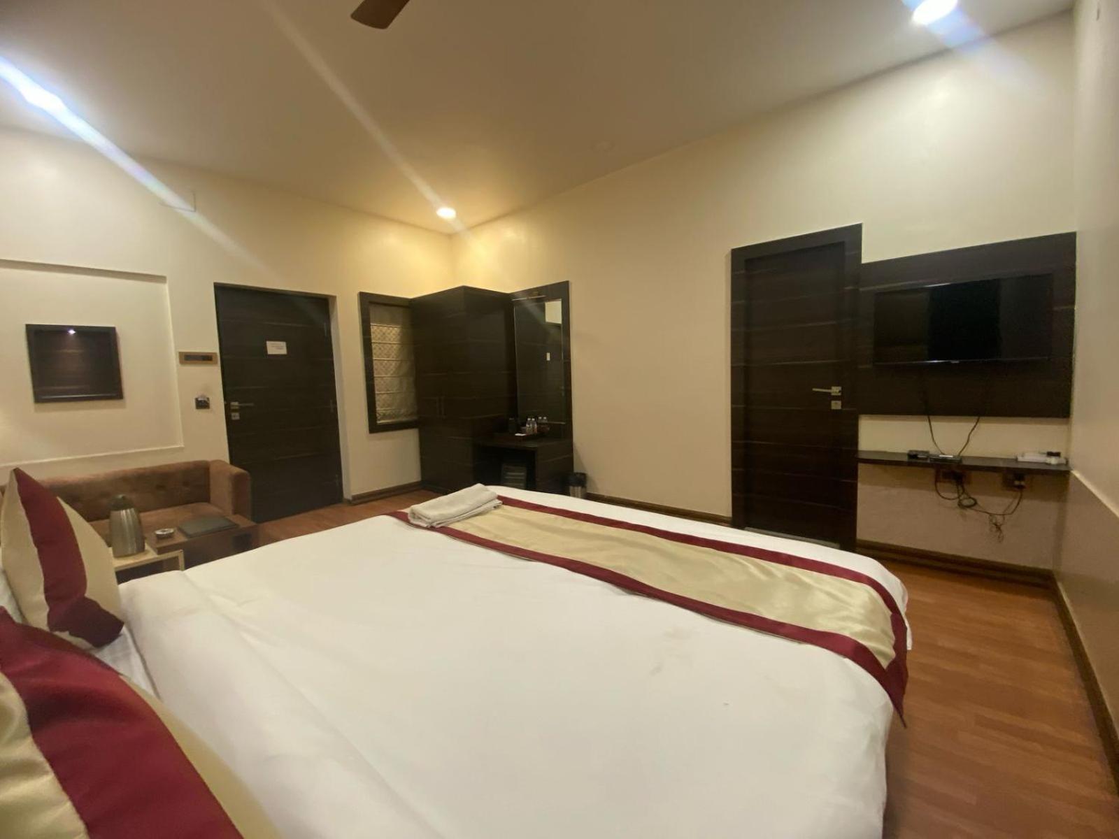 Hotel New Grand Диогар Екстериор снимка